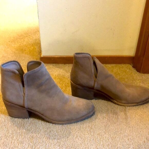 𝅺Hinge suede tan ankle booties - Picture 5 of 15